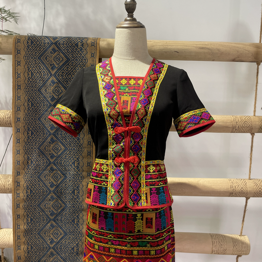 Pakaian Hainan Li Brocade Etnik Li yang Cantik