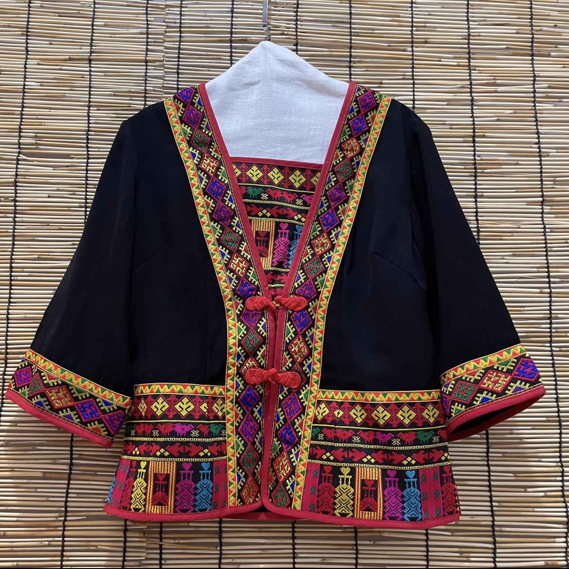 Pakaian Hainan Li Brocade Etnik Li yang Cantik